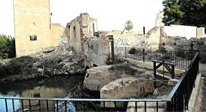 El antiguo Molino de Oliver sigue abandonado tres años después del derribo parcial. :: NACHO GARCÍA/AGM/