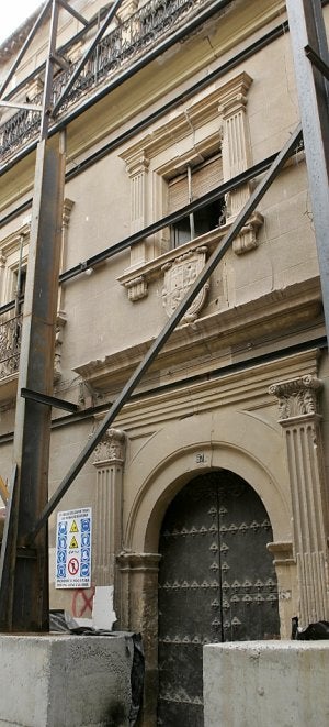 El Palacio de los Irurita se mantiene en pie por un complicado andamiaje exterior. :: SONIA M. LARIO / AGM/