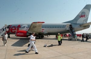 Los pasajeros descienden de un avión de Jet2.com en el aeropuerto de San Javier el pasado verano. :: ANTONIO GIL / AGM/