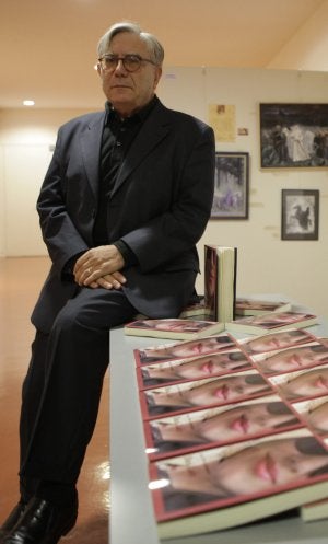 El escritor, periodista y fotógrafo Juan Pedro Quiñonero, en la presentación en Sevilla de su última novela, 'Dark Lady'. :: GOGO LOBATO/