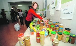 Una joven coloca algunos de los frascos de comida recibidos durante la campaña. :: ISRAEL SÁNCHEZ/AGM/