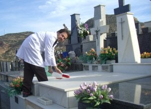 Juan Pedro Mellinas, manos a la obra en el cementerio cartagenero de Santa Lucía. :: LOLA GUARDIOLA/
