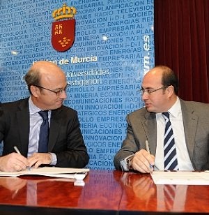 Juan Hernández y Pedro Antonio Sánchez, durante la rúbrica. ::
LV/