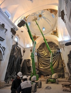 En el interior de la iglesia se trabaja a contrarreloj para terminar la reforma a tiempo. :: P. A. / AGM/