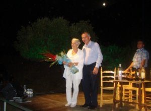 La viuda del actor, Asunción Balaguer, junto al alcalde, Bartolomé Hernández,. LV/