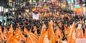 Miles de manifestantes recorriendo, en la tarde de ayer, la Gran Vía murciana. Foto: G. Carrión / AGM | Vídeo: laverdadtv/