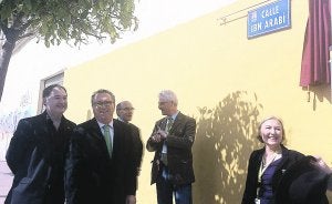 El alcalde Contreras (2i) y Celia Twinch (1d) ante la placa.
:: AYTO./