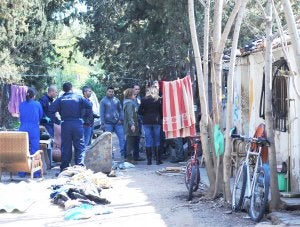 Policías judiciales y la juez de guardia, junto al pozo en el que fue hallado el cadáver. :: GUILLERMO CARRION/AGM/