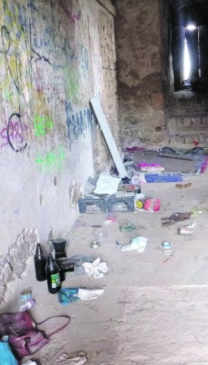 Esta dependencia del Castillo de La Atalaya destaca para mal por estar repleta de basura y escombros. :: REPORTAJE FOTOGRÁFICO: PABLO SÁNCHEZ, J. M. RODRÍGUEZ Y ANTONIO GIL / AGM/
