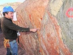 Un geólogo señala las estrías del terremoto en el terreno. Foto Paco Alonso/ AGM/