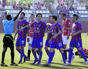 Jugadores del Yeclano protestan una jugada ayer. ::
DIARI DE TARRAGONA/