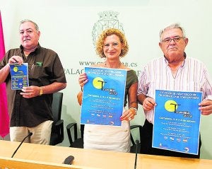 La edil de festejos, en el centro, en la presentación. ::
AYTO CARTAGENA/