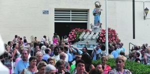 Fieles, acompañando ayer por la tarde a la imagen de Nuestra Señora de los Ángeles durante la procesión en Los Nietos. ::
ANTONIO GIL / AGM/