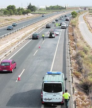 Los equipos de atestados de la Guardia Civil y las grúas retiran los últimos vehículos afectados por el siniestro. :: PACO ESPADAS/