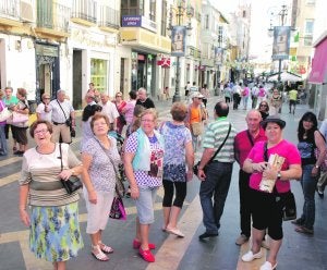 Un grupo de turistas pasea por el centro de la ciudad. Foto: S. M. Lario/