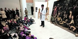 Un experto explica a un grupo de escolares de Valladolid detalles de la restauración de 'El entierro de Cristo', de Camacho Felices. ::
M. A. SANTOS/