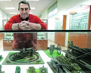 Sánchez, con algunas piezas de su colección. ::
J. M. R. / AGM/