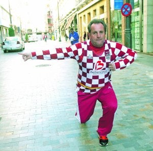 Diego Martínez, presidente del Mandarache Cartagena, en la plaza Castellini, ayer a mediodía. :: PABLO SÁNCHEZ / AGM/