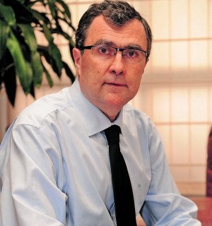 José Ballesta posa en su despacho. :: CARM/