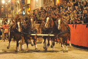 Una cuádriga del Paso Azul, al galope, durante el desfile de Viernes de Dolores de la pasada Semana Santa. :: PACO ALONSO / AGM/