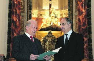 El historiador José Iniesta y el presidente de la Cofradía Servitas, Jesús Ángel López. ::
FRAN
MANZANERA/AGM/