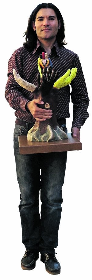 Senén Dólera, con una de sus obras escultóricas. ::
M. HERRERO/