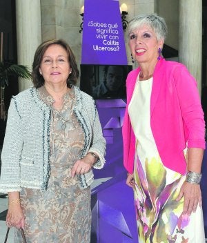 La médico Ana García, junto a la paciente Rafi Llorach. :: G. CARRIÓN/