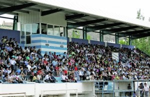 El municipal de La Hoya registró un gran ambiente, como se ve en la imagen. :: RAFA FRANCÉS / AGM/