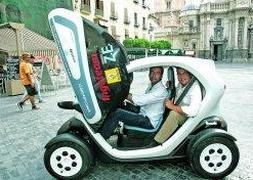 Pablo Rodríguez y Eduardo Bustillo, en un 'Twizy', en Belluga. :: F. M. | V ídeo: laverdad.es/