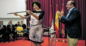 La nueva alcaldesa Túnez muestra la vara de mando, mientras el exalcalde y nuevo consejero de Educación Sánchez le aplaude. :: S.M.LARIO/AGM/