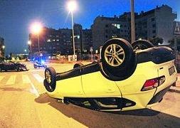 Uno de los coches ha quedado volcado sobre la calzada tras el accidente. :: Israel Sánchez/AGM/