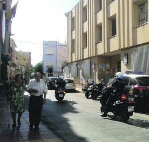 Unos agentes aparcan sus motos en la sede de los sindicatos, situada frente a la actual Comisaría de Policía Nacional. ::
J. G. BADÍA/