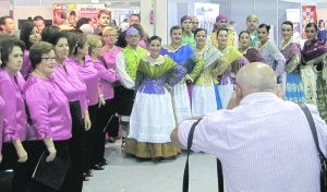Un visitante retrató, ayer, a un grupo folclórico de Alhama. :: LV/