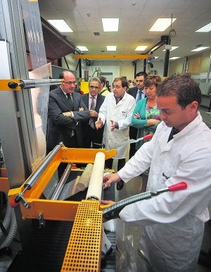 El consejero y la alcaldesa, en el centro de formación. ::
A. GIL / AGM/