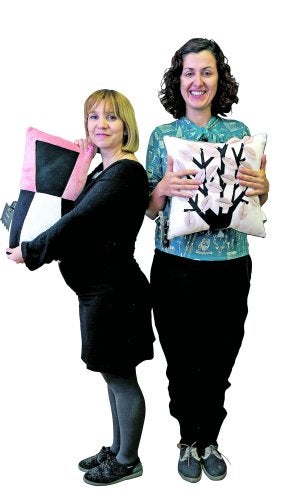 Sonia y Pilar posando con cojines de Paparajote Factory. ::
G. CARRION/AGM/