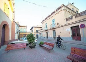 La casona que se rehabilitará está frente a la iglesia de San Joaquín y Santa Ana. :: JAVIER CARRIÓN / AGM/