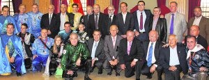 Grupo de Cabezudos del Entierro, con Ricardo Robles (segunda fila, cuarto por la derecha). :: AYTO/