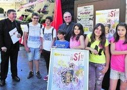 El obispo de la Diócesis de Cartagena, José Manuel Lorca Planes, y el delegado episcopal de Enseñanza, Juan Carlos García, junto a un grupo de niños, durante la presentación. :: V.V./AGM/