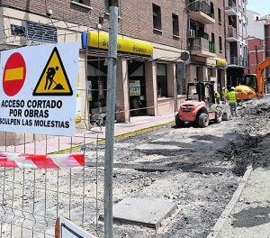 Las vallas cortan la calle Musso Valiente, en obras. :: P. A. / AGM/
