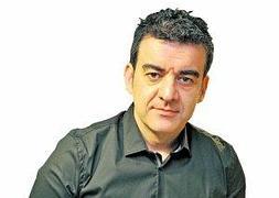 Miguel S. Juaneda, con un ejemplar de su ópera prima.
::
A.G. / AGM/