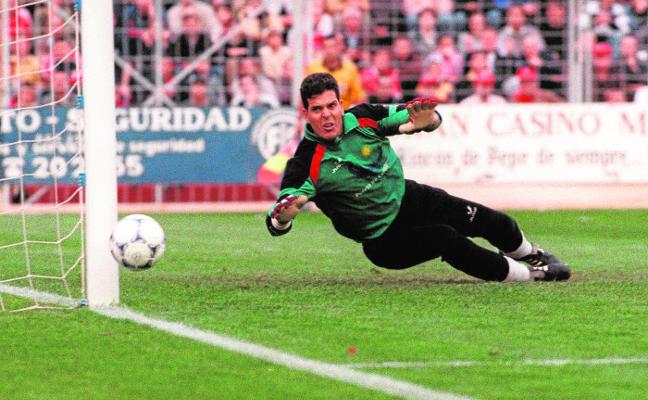 José Carmelo Trujillo, en un derbi contra el Real Murcia en La Condomina, en el año 2000./Juanchi López / AGM