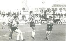 Luis Raudona, con los brazos en alto, en un partido sin goles jugado en Orihuela el 28 de febrero de 1992. Magín y Ángel, centrales del Efesé, también aparecen en la foto./archivo la verdad