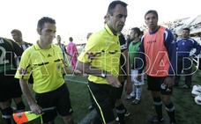 Pino Zamorano y su asistente abandonan el terreno de juego del Cartagonova, ante la sorpresa de los jugadores de Cartagena y Celta, el 7 de abril de 2012 ./j. m. rodríguez / agm