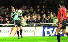 El meta cartagenero Juanmi recoge una pelota en su debut con la selección española absoluta en el Cartagonova, en un amistoso ante Polonia, el 26 de enero de 2000./antonio gil / agm