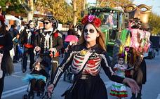 Una colorida Catrina, adornada con las flores típicas mexicanas./