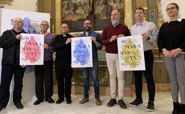 El edil David Martínez, en el centro, entre los representantes de los colectivos participantes./ASJ.