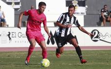 Una disputa por el balón en el Linense-UCAM./LOF