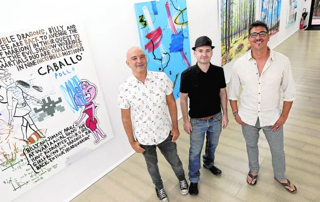 Eduardo Pérez Salguero, Manuel Pérez y Eusebio López, ayer en la galería La Aurora junto a algunas de sus obras expuestas./Edu Botella / AGM