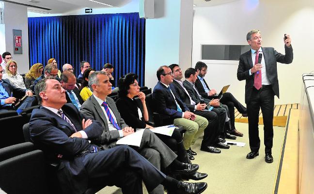 El director general de Industria, Mario Buisán, ayer, en su ponencia en la jornada en Murcia./G. Carrión / AGM