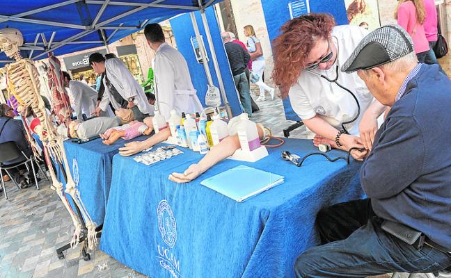 Una alumna hace un control de la tensión arterial a un hombre./J. M. R.